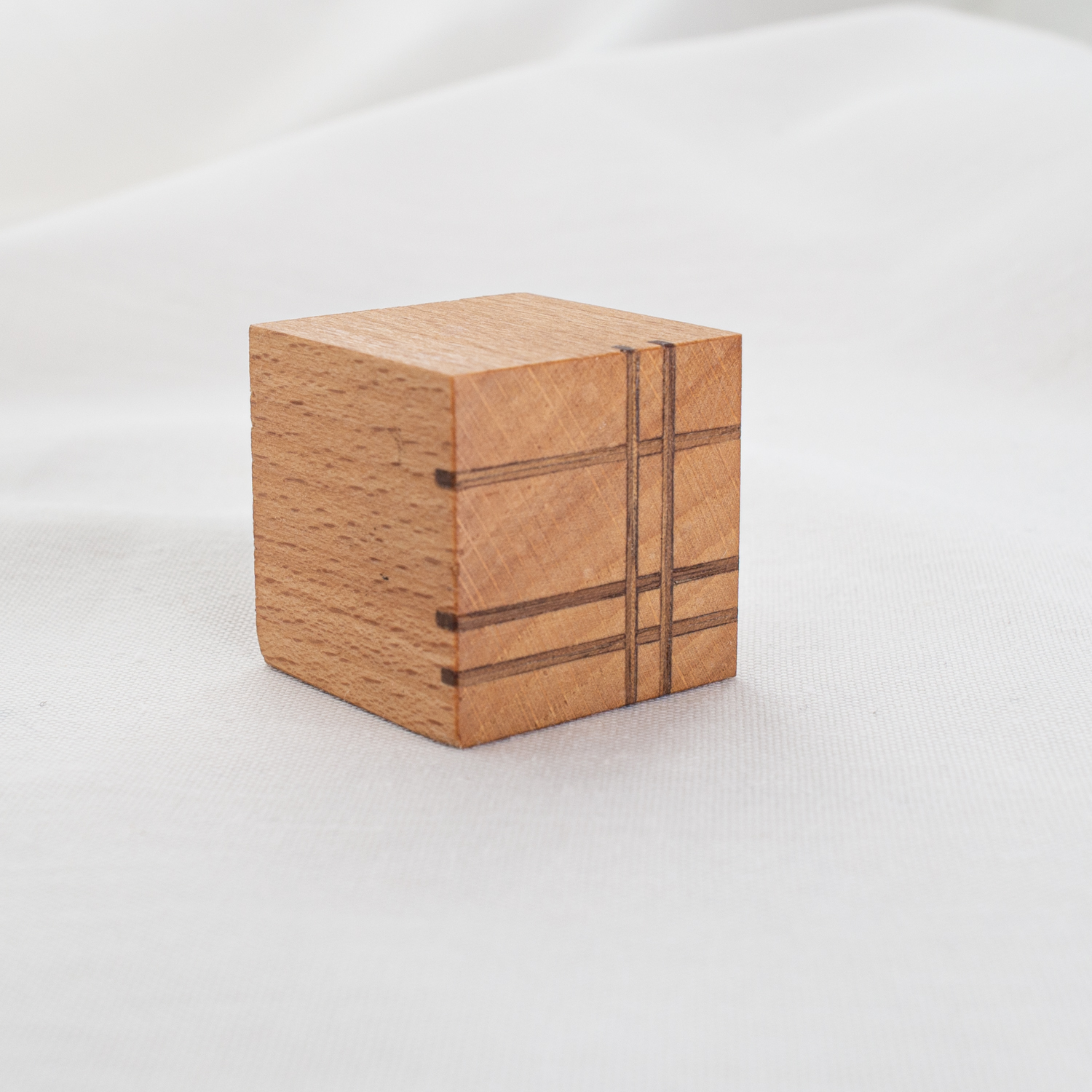 Holzwürfel "Durchkreuzt"