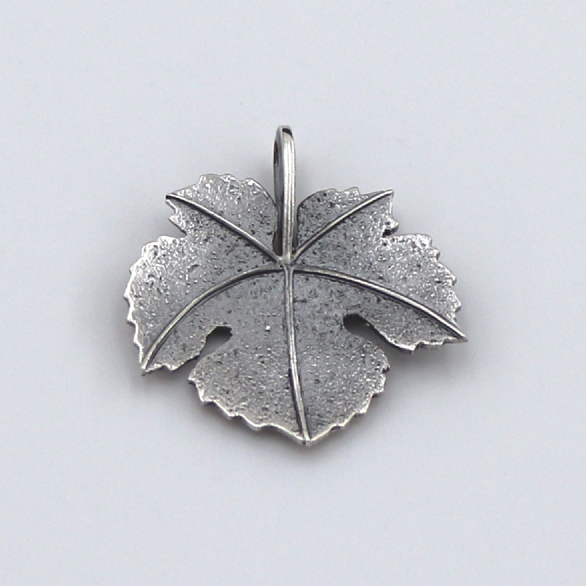 Schmuckanhaenger-Weinblatt silber antik